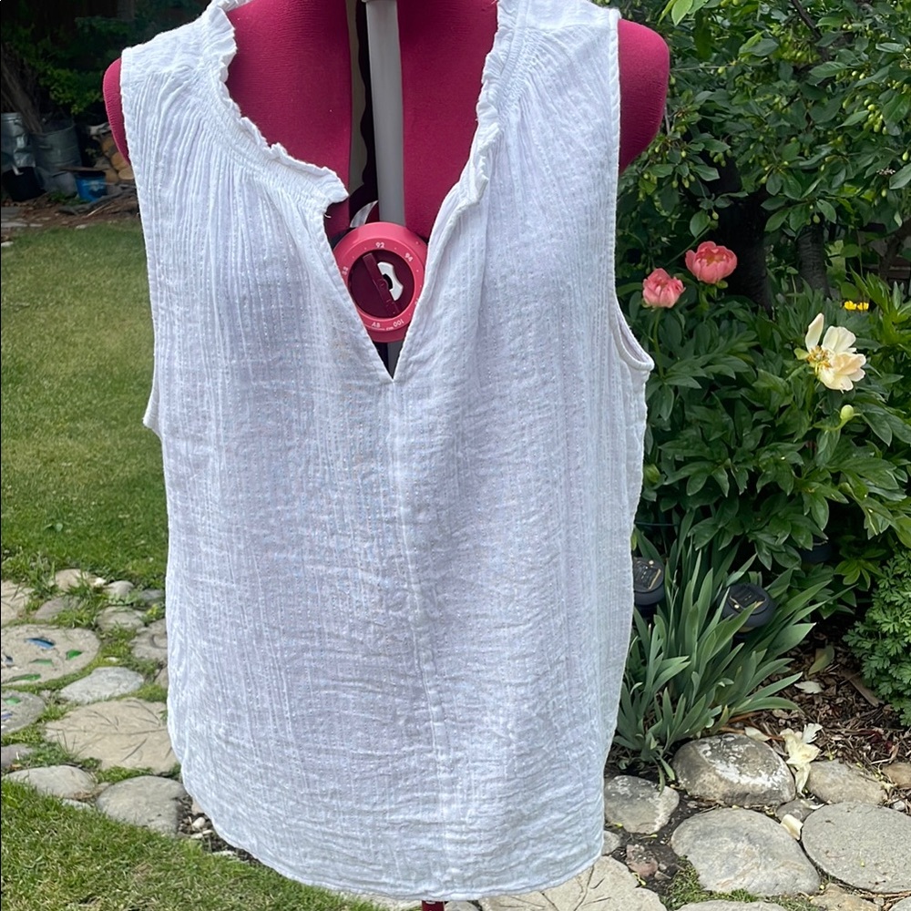 GAP White Textured Top with Silver Threading